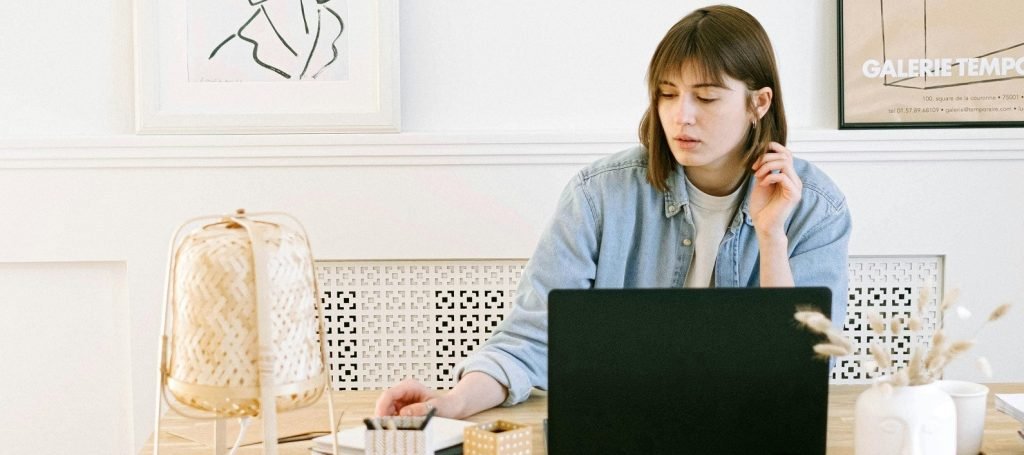 woman blogging